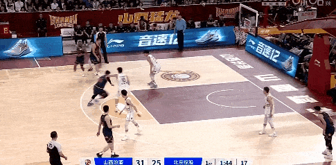 比赛中球队的战术发挥得如鱼得水