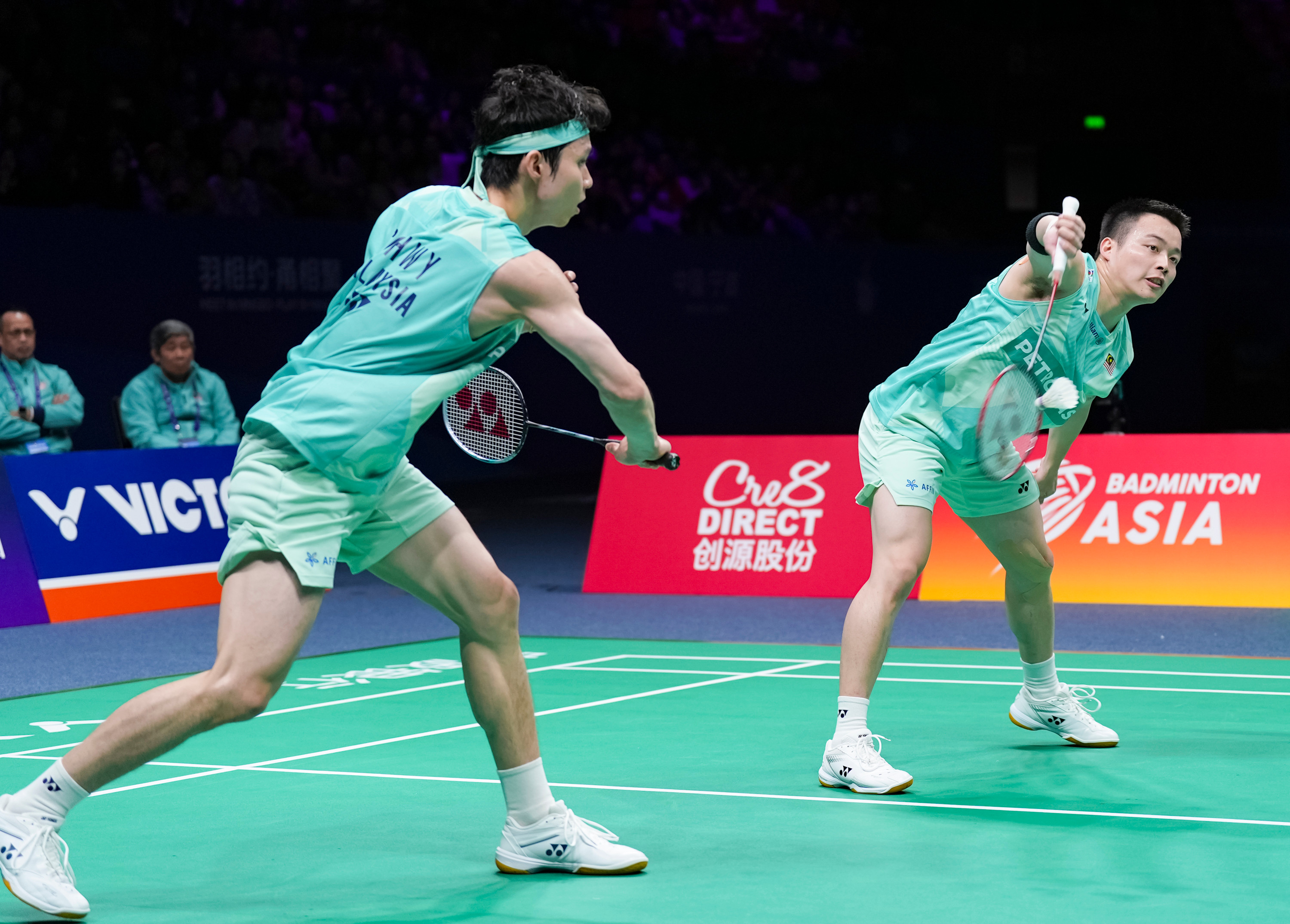 羽毛球男单决赛激烈对决，实现双杀夺金