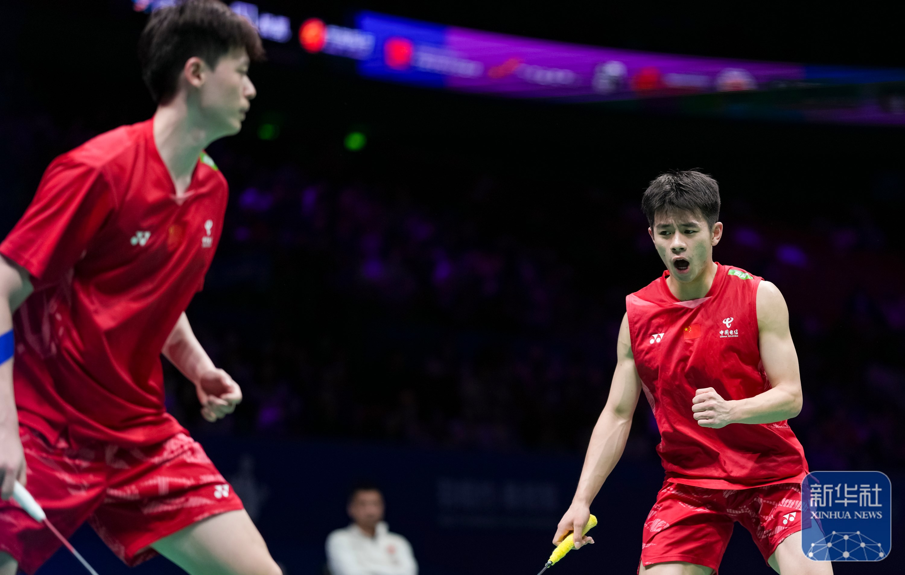 羽毛球男单决赛激烈对决，实现双杀夺金
