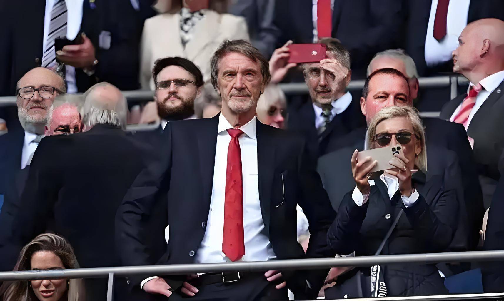 包含曼联失利离欧洲之巅，教练饱受质疑的词条