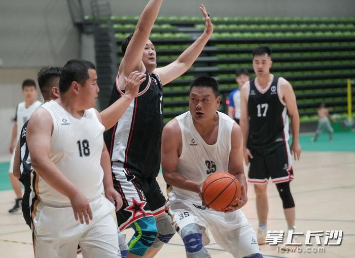 篮球邀请赛决赛激战即将上演，胜者捧杯