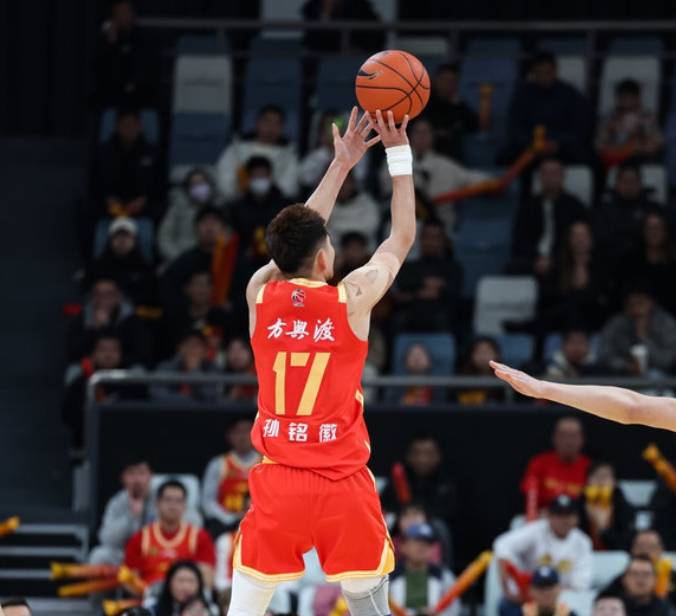 湖南男篮在客场取胜,暂时领先积分榜的简单介绍 湖南男篮在客场取胜,暂时领先积分榜的简单介绍