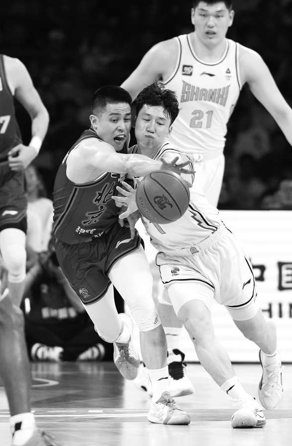 山东男篮横扫对手，取得关键胜利