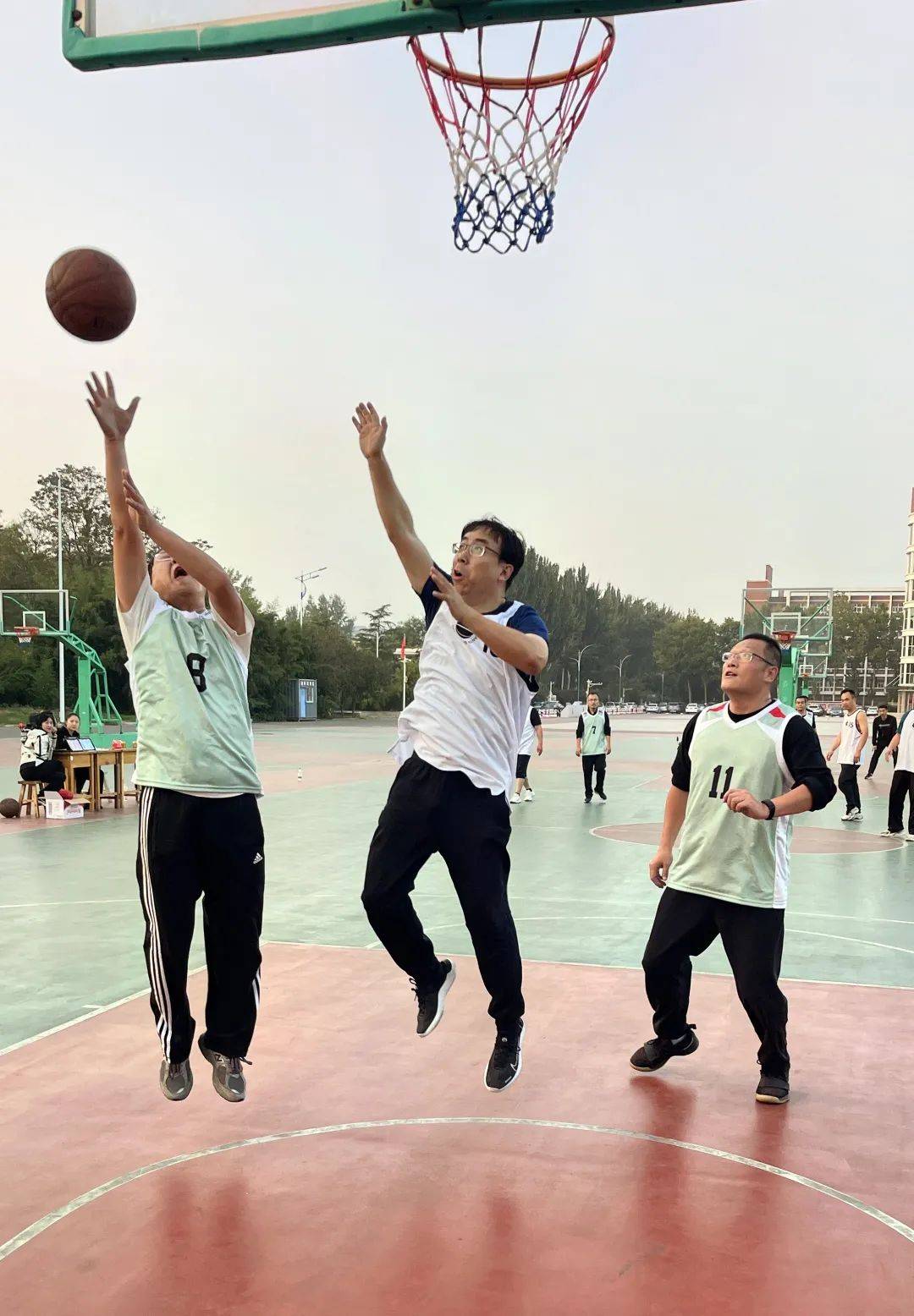 篮球赛场上的精彩表现令人惊叹和欣喜的简单介绍 篮球赛场上的精彩表现令人惊叹和欣喜的简单介绍