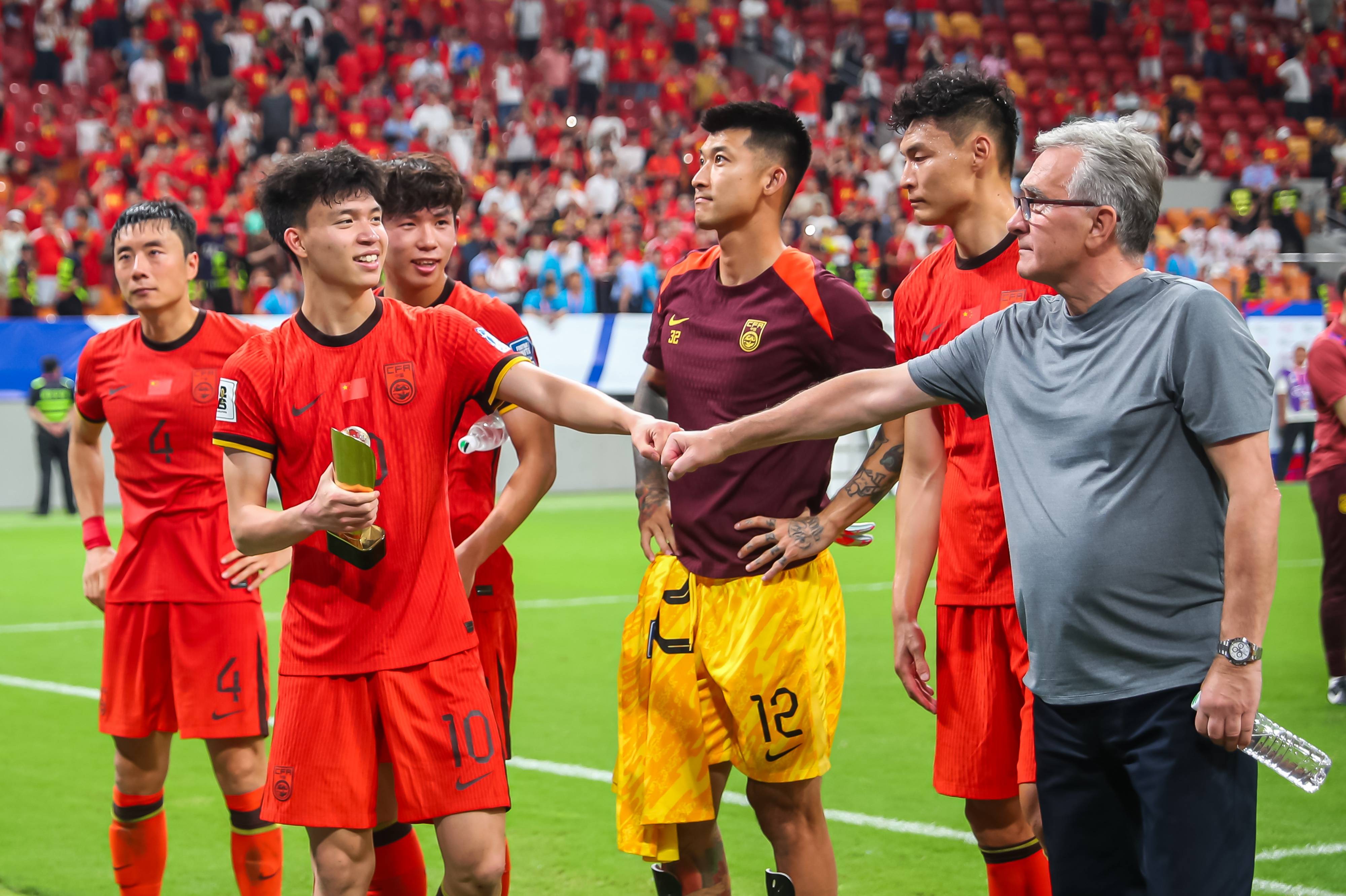 亚洲顶级足球比赛中产生精彩对决