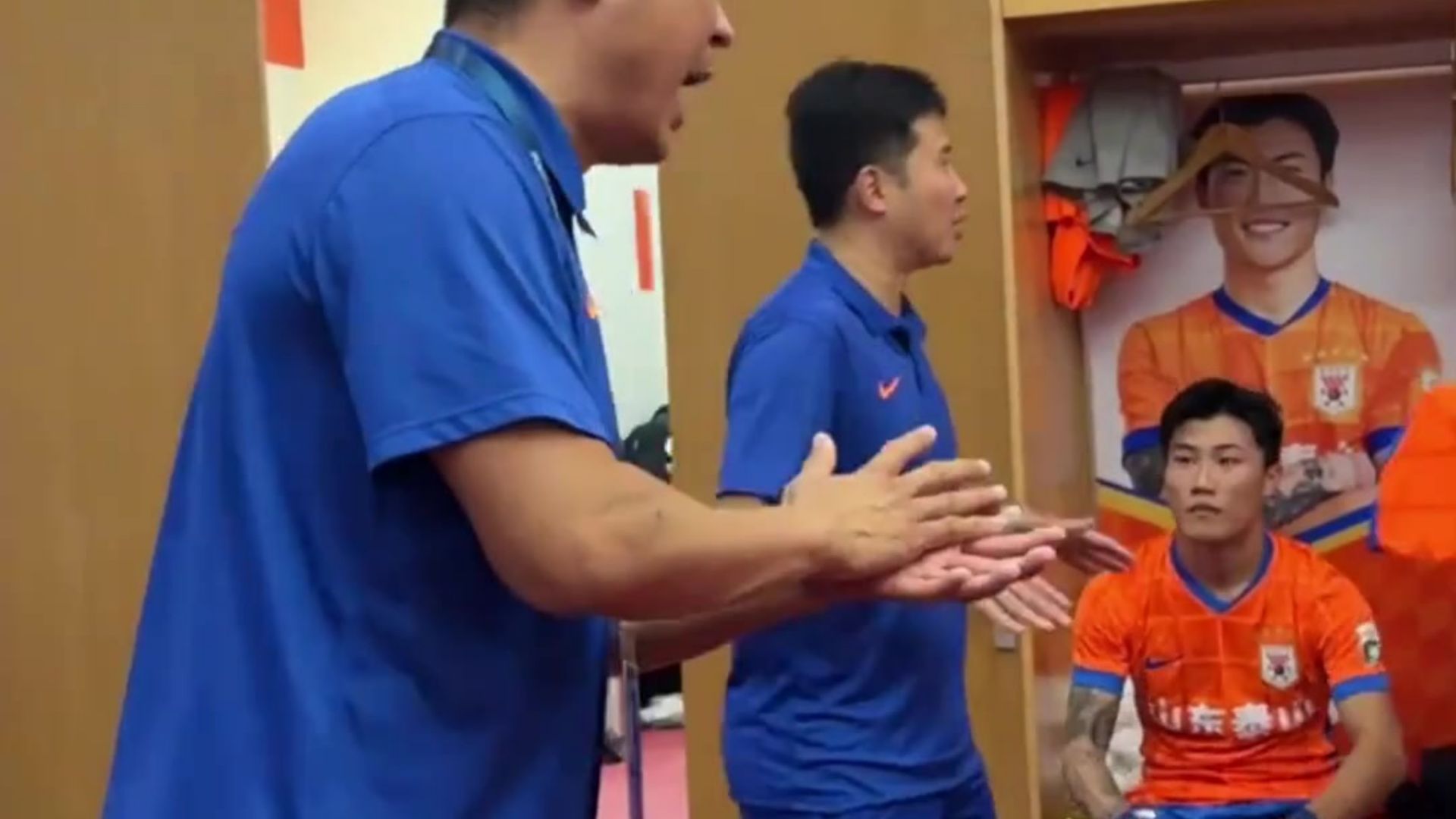 中场休息，球员调整体能，备战下半场