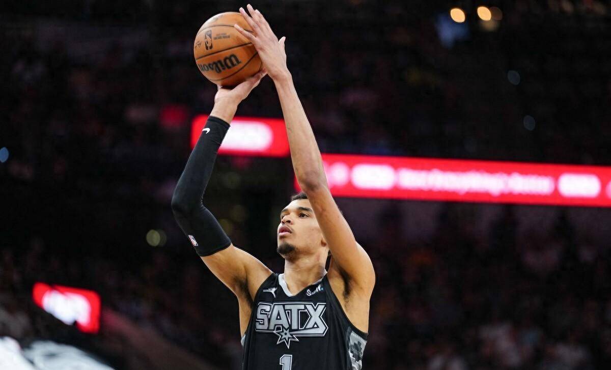 马刺强势尼日利亚男篮，拉文高光表现的简单介绍