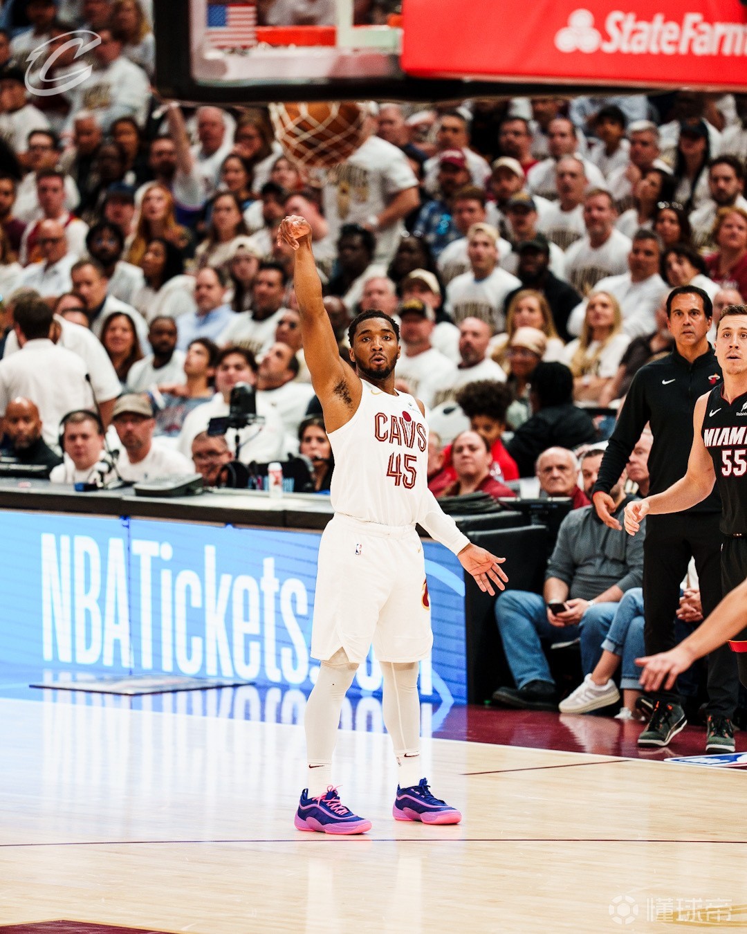 包含米切尔砍38分独砍湖人，掘金赢球仍遭淘汰的词条