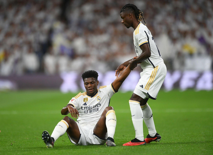 包含乌拉圭鏖战里昂，楚阿梅尼统治全场的词条