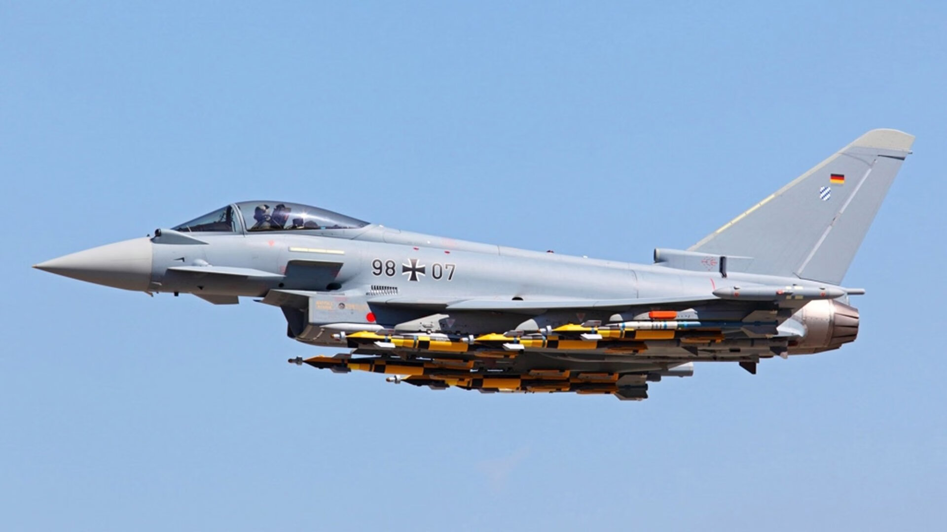 绿茵场的双重奏，当团队铁壁碾过马里，个人数据点燃伯纳乌